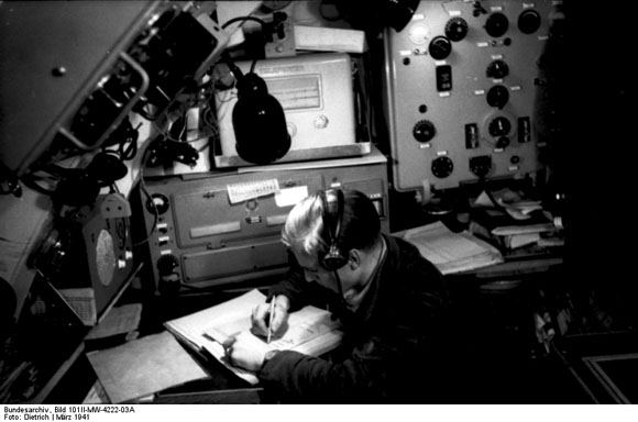 Deutscher Funkoffizier der Kriegsmarine am „Enigma”- Gerät (März 1941)
